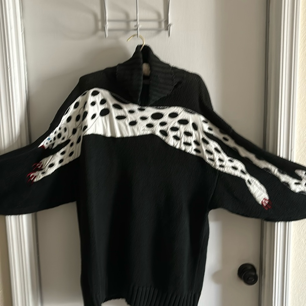 Lee Megan cow neck sweater with jaguar motif on the front